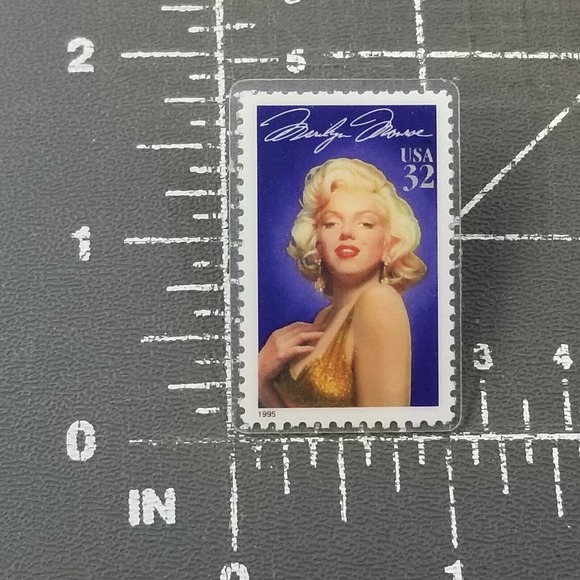 VTG 1995 Marilyn Monroe Legends of Hollywood USPS USA 32 Cent Stamp Plastic Pin - Picture 2 of 4
